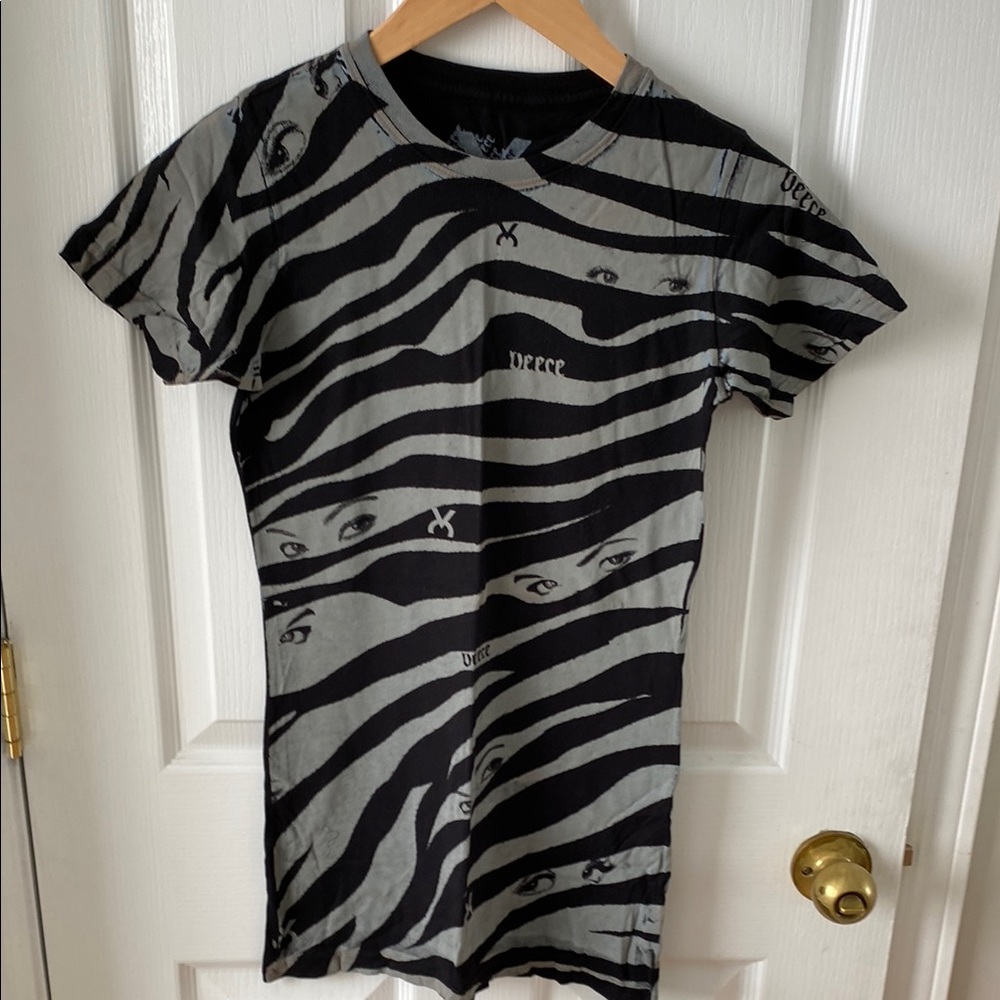Veece Vintage Black and Gray Graphic T-Shirt